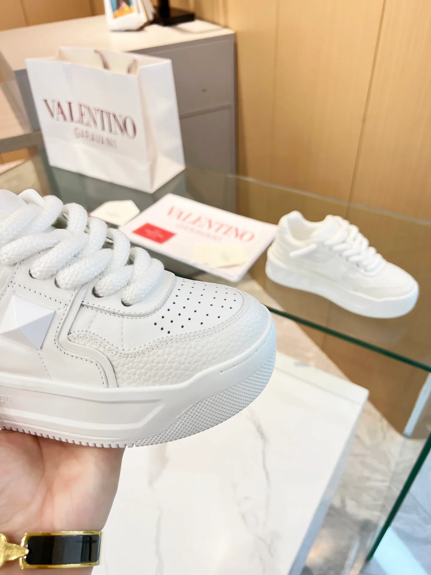 👟👟Ex-factory price 640👟👟 𝑽𝒂𝒍𝒆𝒏𝒕𝒊𝒏𝒐Valentino 𝑶𝒏𝒆𝑺𝒕𝒖𝒅 Couple sneaker series Valentino 2023 new couple sneakers are on sale. The original Z👟👟 was purchased and dismantled at the ex-factory price. Repeated pattern making and modifications. We strive to restore it one to one! Top luxury masterpiece. Signature rivet design. Soft and comfortable genuine sheepskin brings excellent and elegant texture and excellent on-foot comfort. Top purchasing version upper: imported calfskin surface/original oil edge craftsmanship. Lining: water-dyed cowhide lining. Outsole: original development 𝐓𝐏𝐔 two-color combination outsole. Packaging: original configuration complete package. Code number: 34-𝟒𝟓